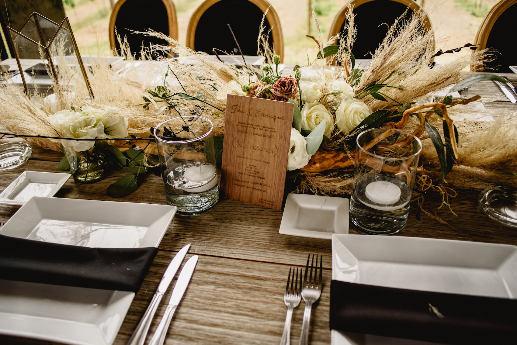 Decoración para boda en color negro y hierbas de pampa