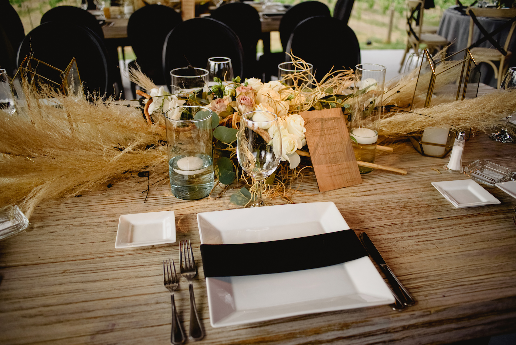 Decoración para boda en color negro y hierbas de pampa