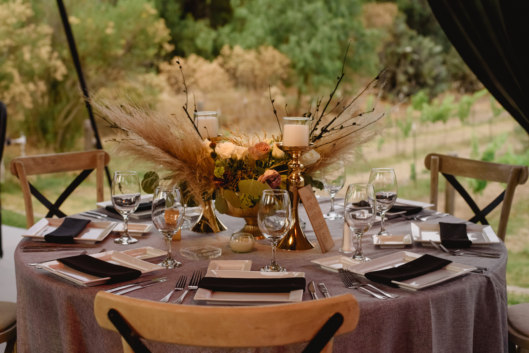 Decoración para boda en color negro y hierbas de pampa