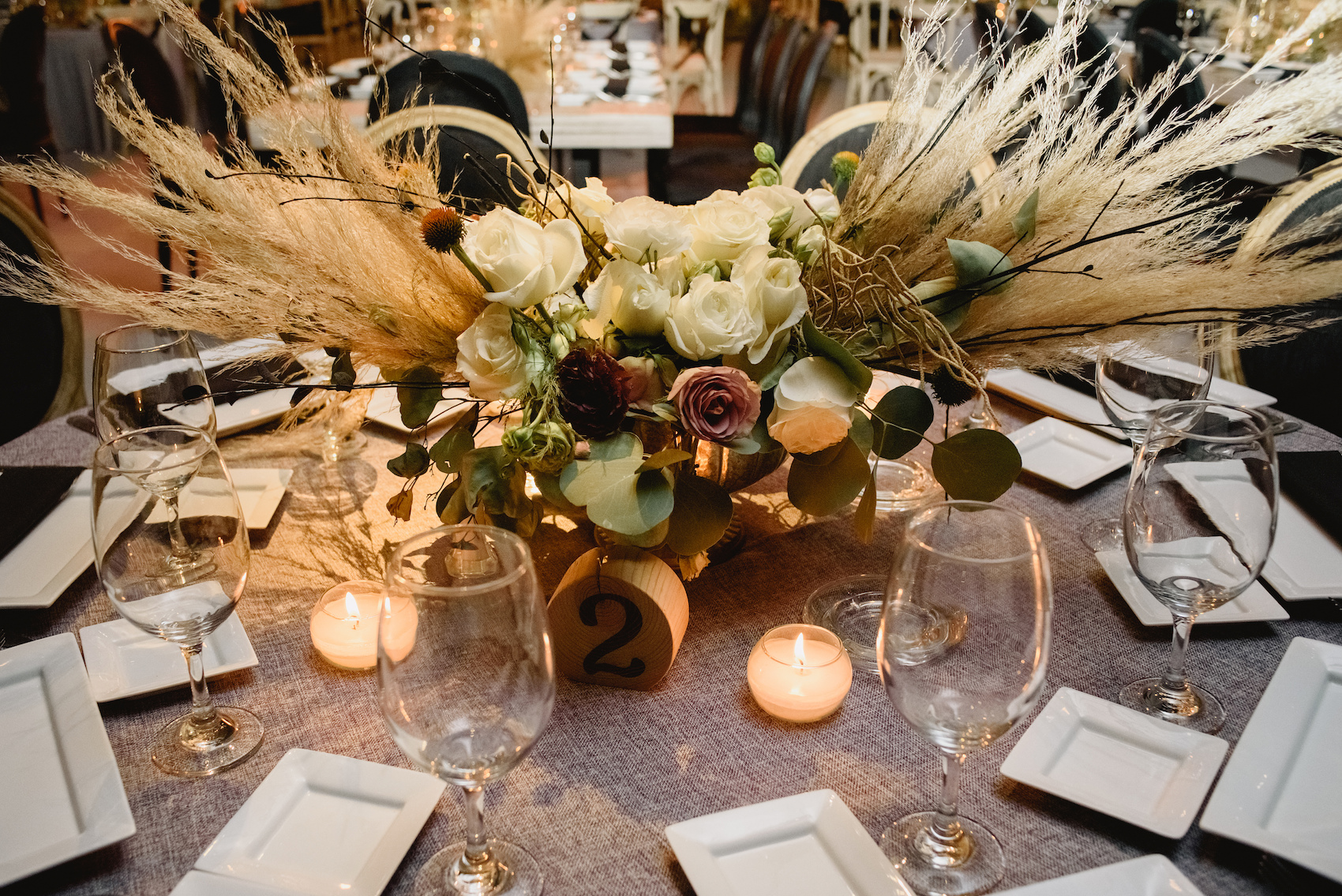 Decoración para boda en color negro y hierbas de pampa