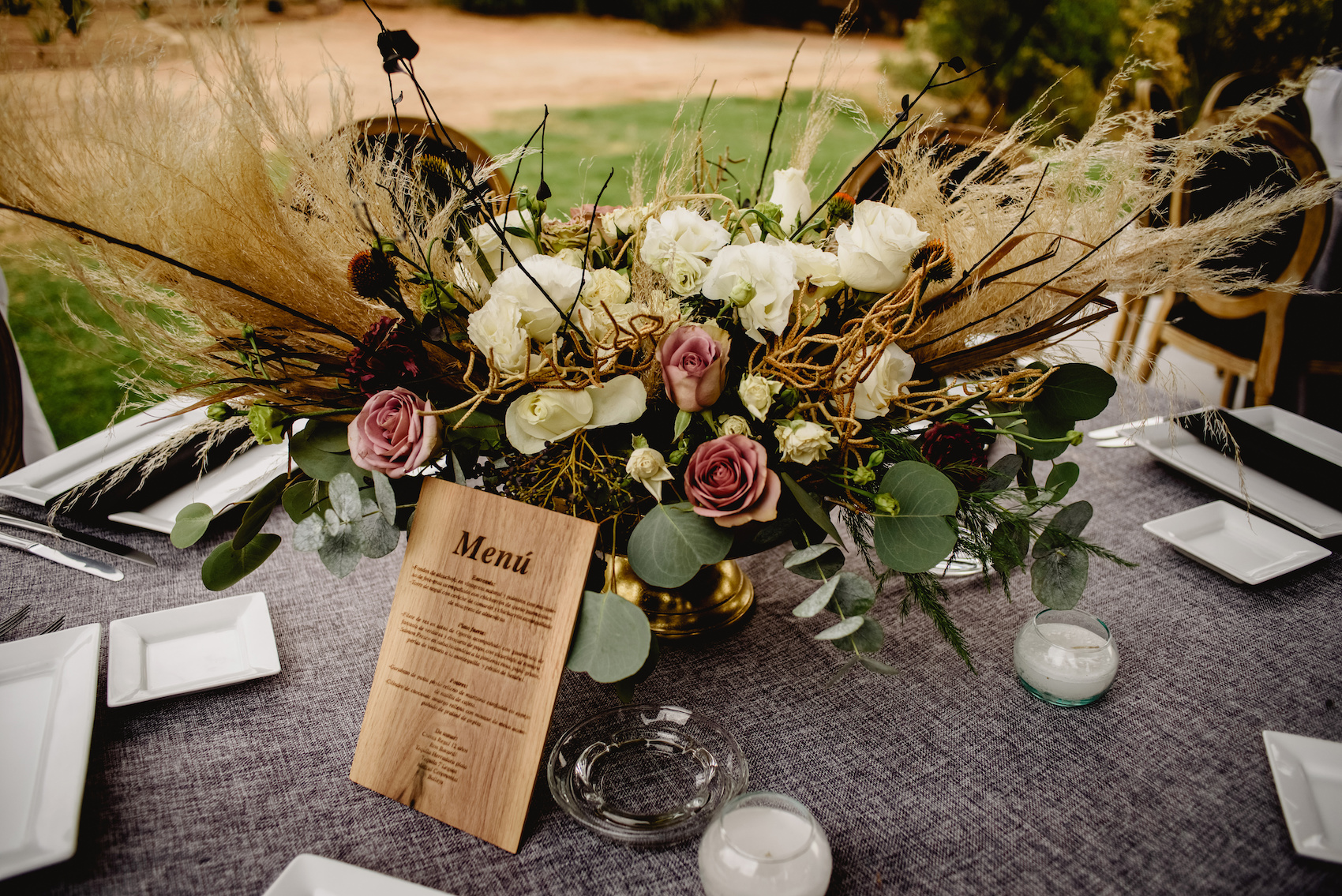 Decoración para boda en color negro y hierbas de pampa