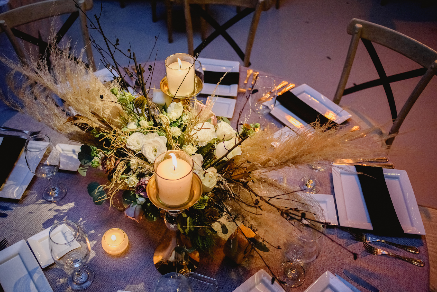 Decoración para boda en color negro y hierbas de pampa