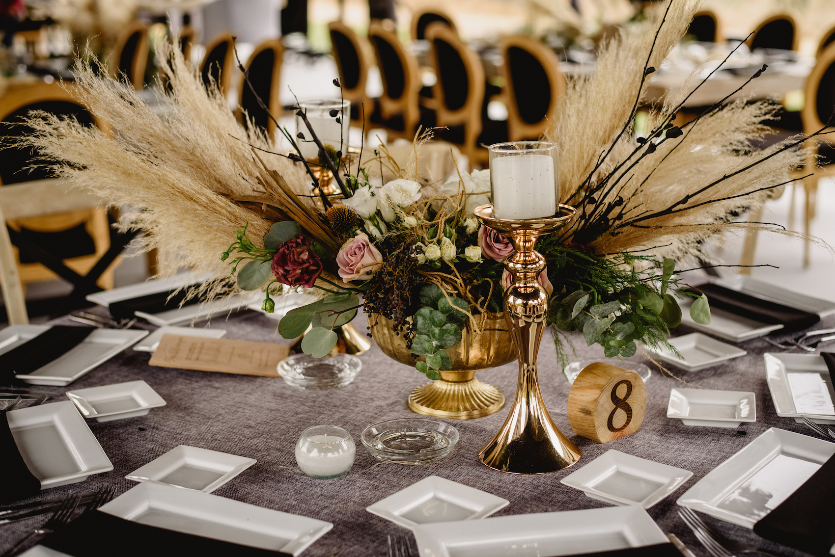 Decoración para boda en color negro y hierbas de pampa