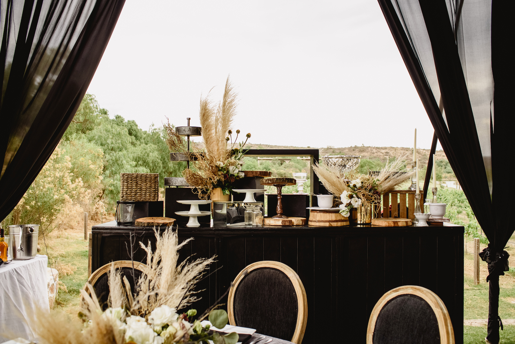 Decoración para boda en color negro y hierbas de pampa